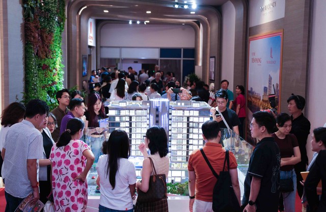 Khách tham quan The Sculptura - BDS Biệt Thự